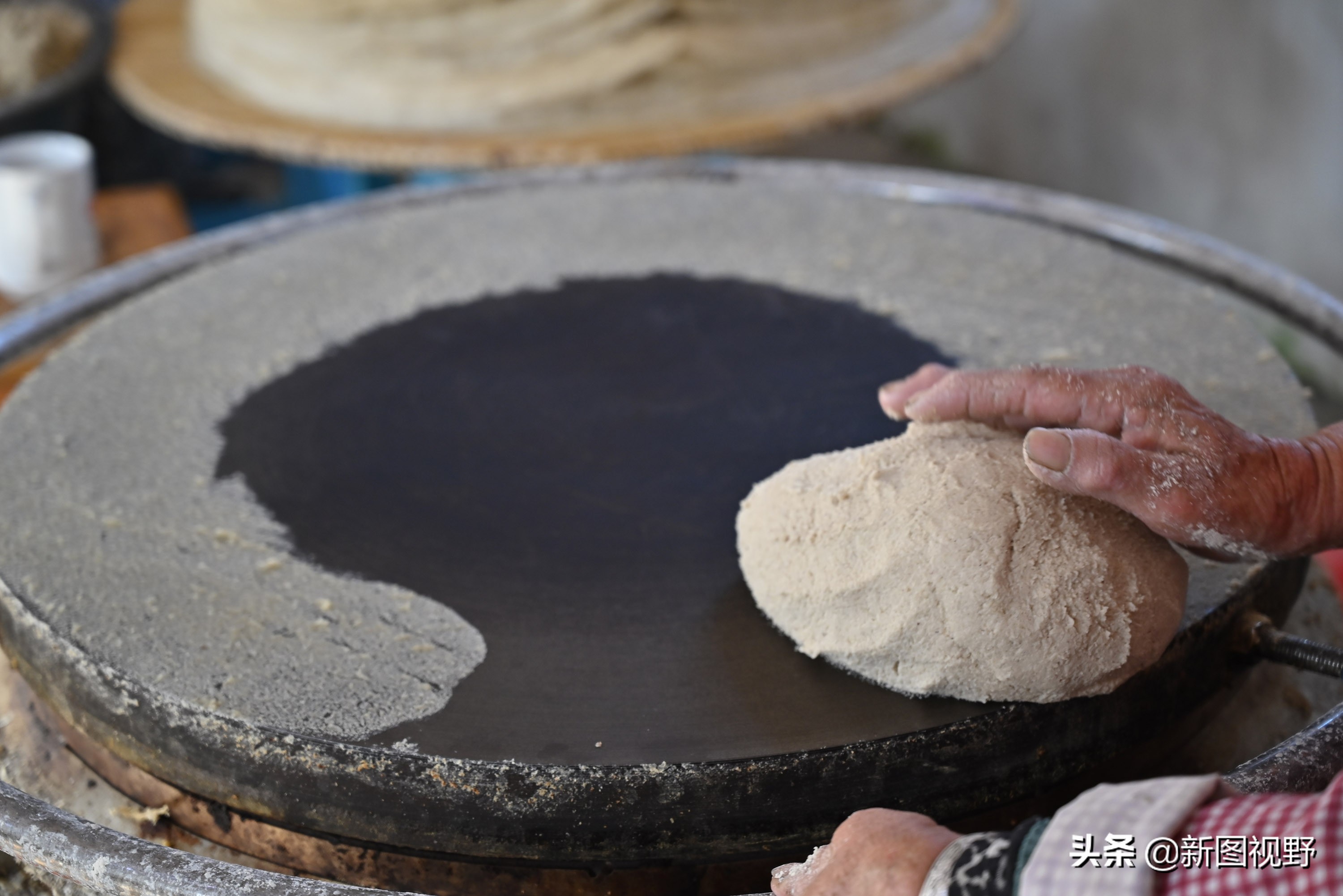 山东农村大妈手工摊煎饼视频,纯手工农村煎饼大姐