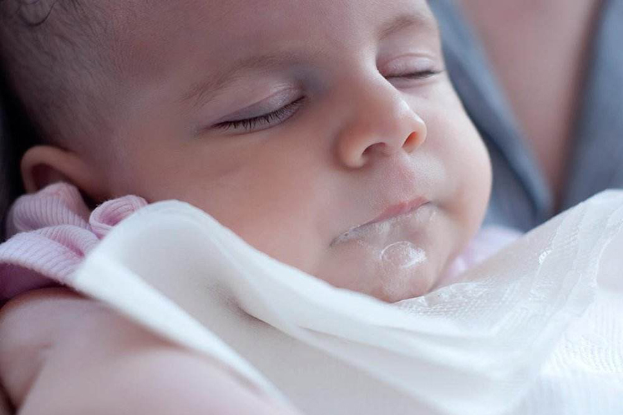 小婴儿吐奶严重看什么科,婴儿多久吐奶才会缓解