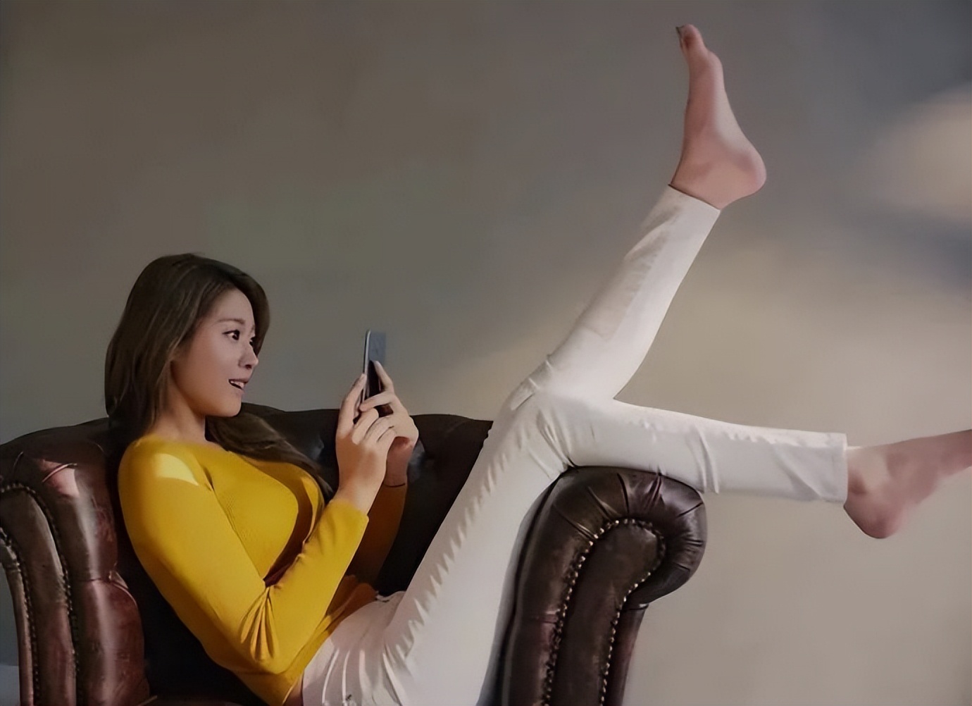 被网友称为“韩国最强肉体”身材演技在线的金雪炫还热衷慈善事业