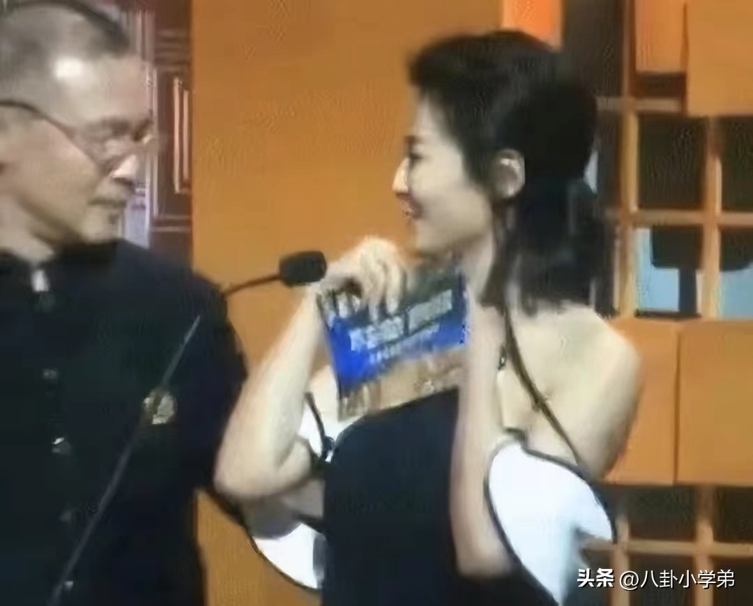 明星红毯摔倒搞笑尴尬,明星走红毯摔了一跤搞笑