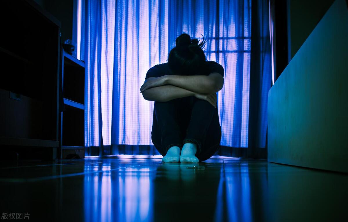 抑郁症会引起手抖吗会心慌吗,抑郁症会不自觉手抖吗