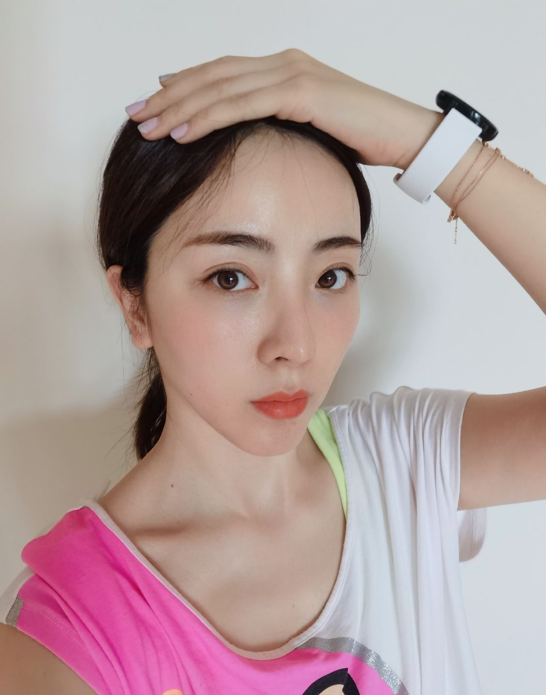 李思思袜子,央视主持人李思思晒健身照片