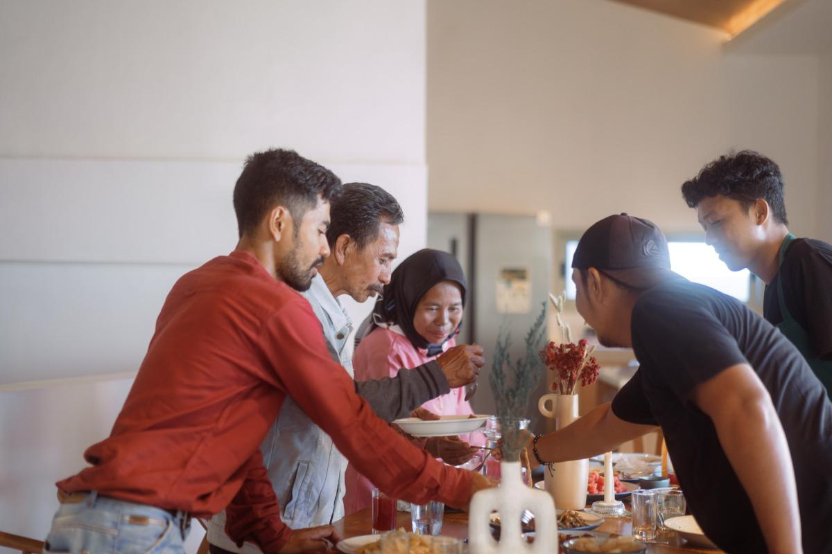 多年不联系的同学办聚会，我临时有事没去成，后来庆幸：还好没去