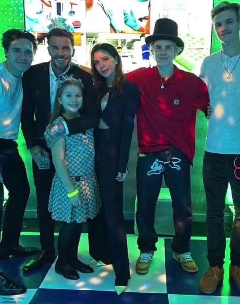 小贝19岁二儿子的模特广告曝光！穿蕾丝衬衫秀肌肉，八字胡贼滑稽