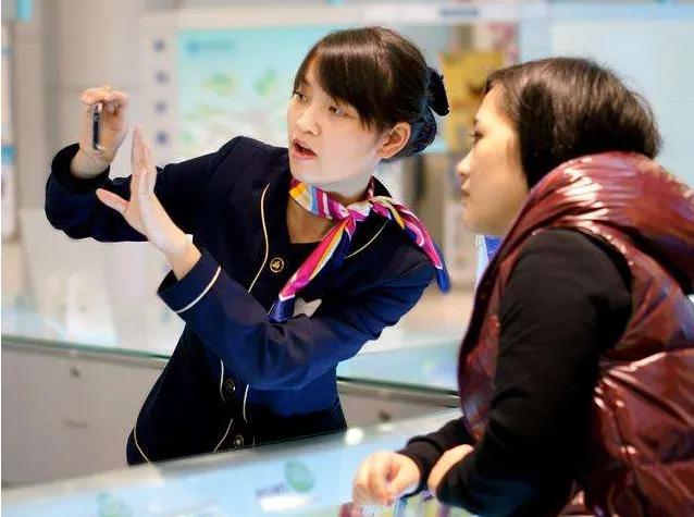 高额话费引争议，中国移动通信，想说爱你真的很难。