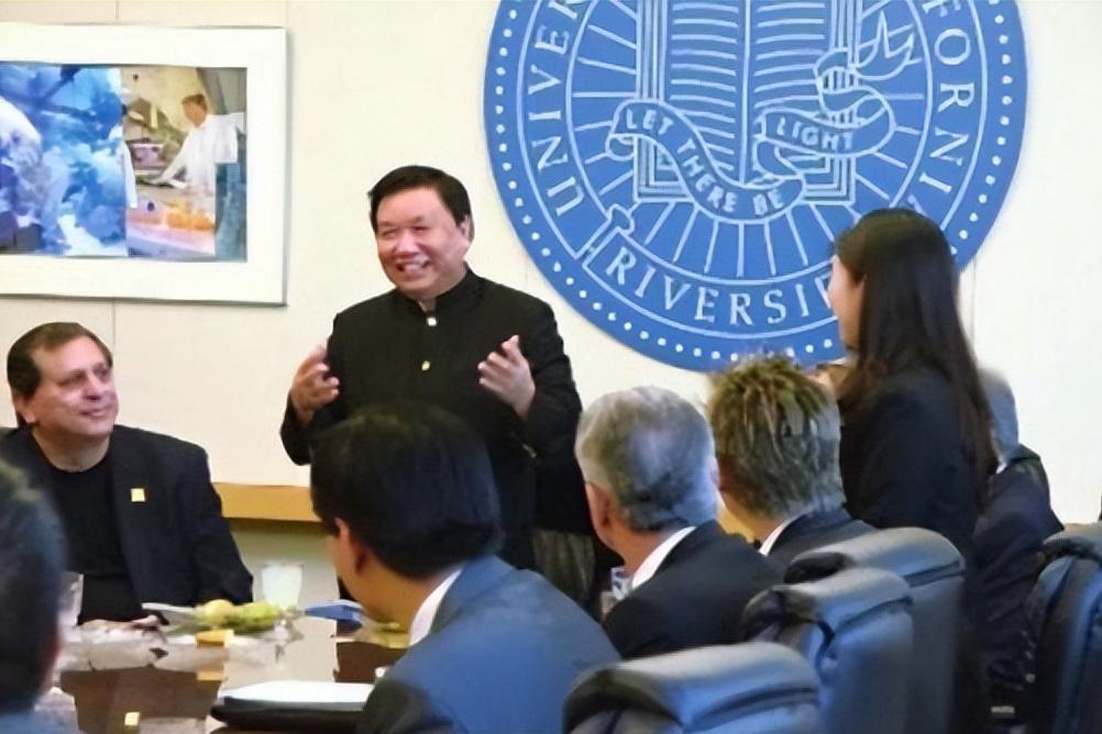 电池大王钟馨稼为美国捐款,钟馨稼做的是什么牌子的电池