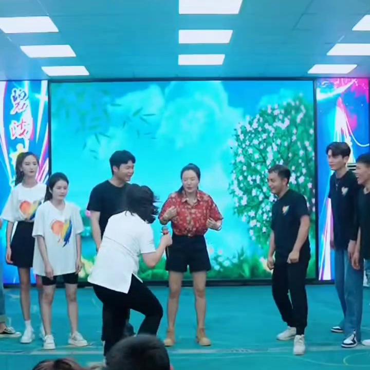 大家快来看，今晚直播笑不活了，辛苦了你们白天演出晚上还...