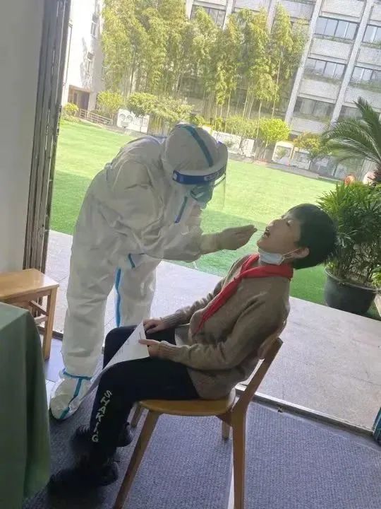 大白摘帽后露出满头银发,大白脱帽后满头银发让人动容