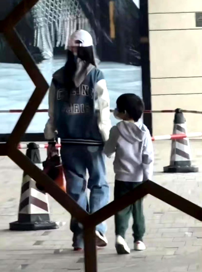 网友偶遇baby香港和友人逛街,baby回上海