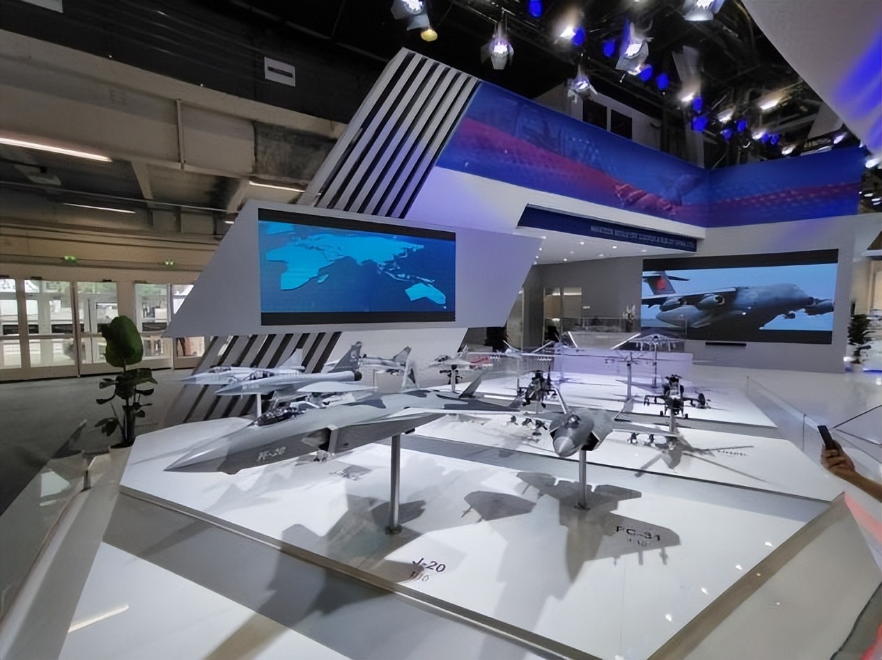 巴黎航展歼20动态展示,歼20跟轰6k