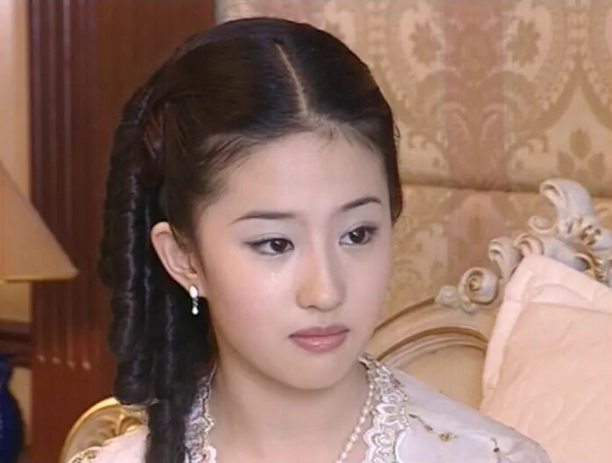 董洁身穿瑜伽裤亮相直播间,43岁董洁穿瑜伽服直播带货视频