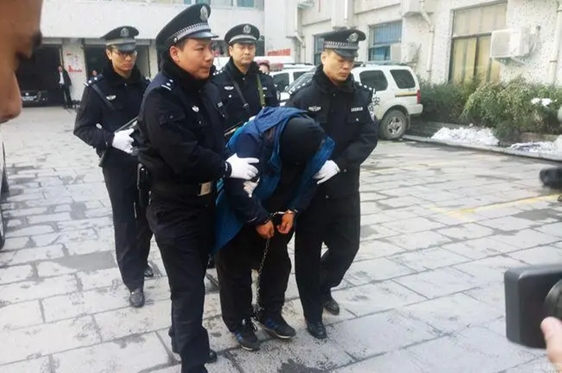 1999年，一名日本富商在北京被抓大喊冤枉，警察：你写句日文看看