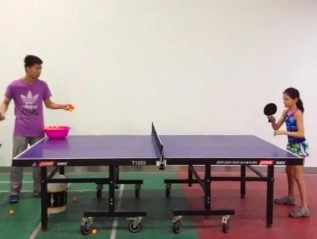 背景亮了！奥运冠军谷爱凌参观乒乓，10岁时就想在美发扬国球