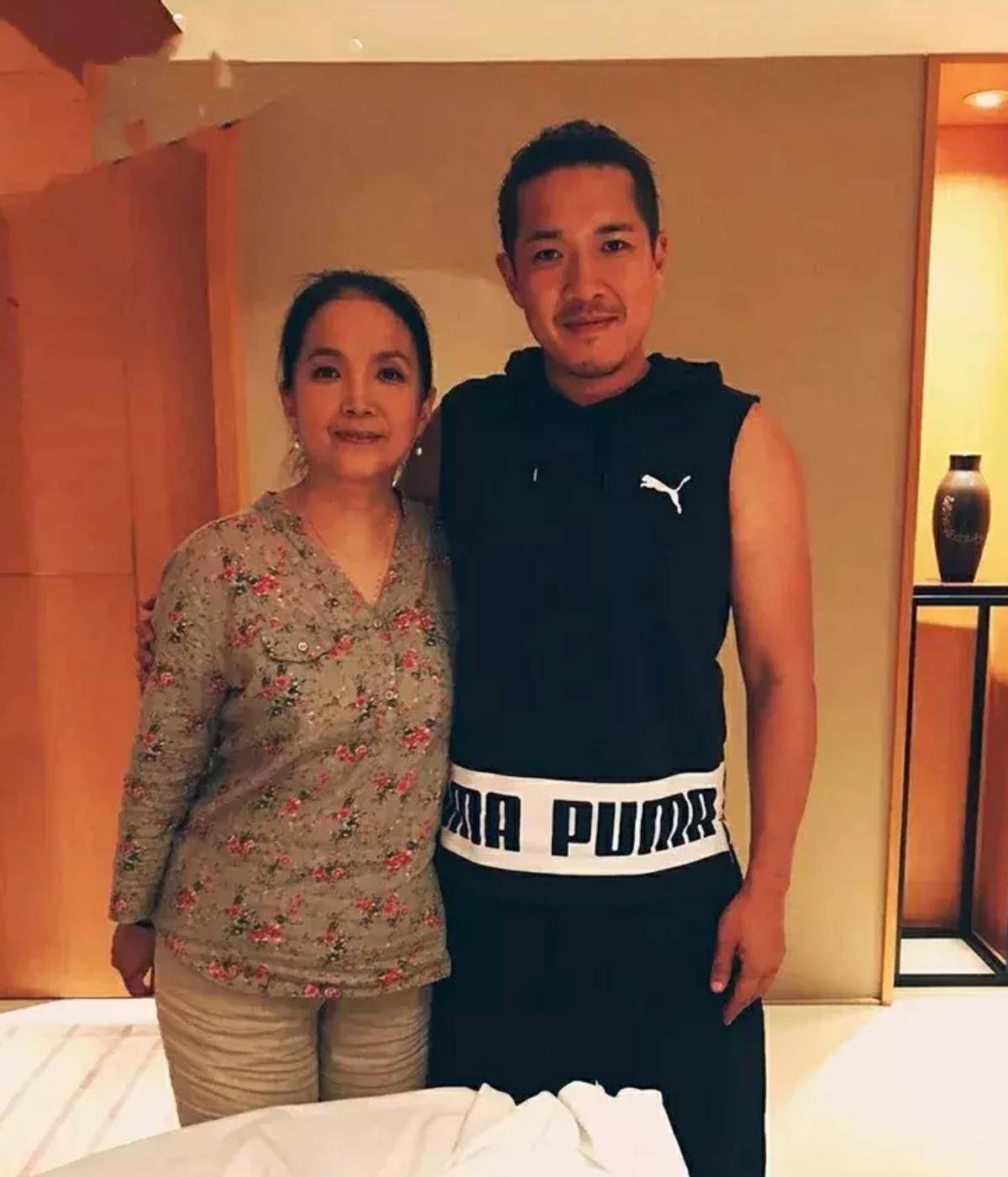 吕丽萍大儿子近况,吕丽萍儿子看亲爸张丰毅