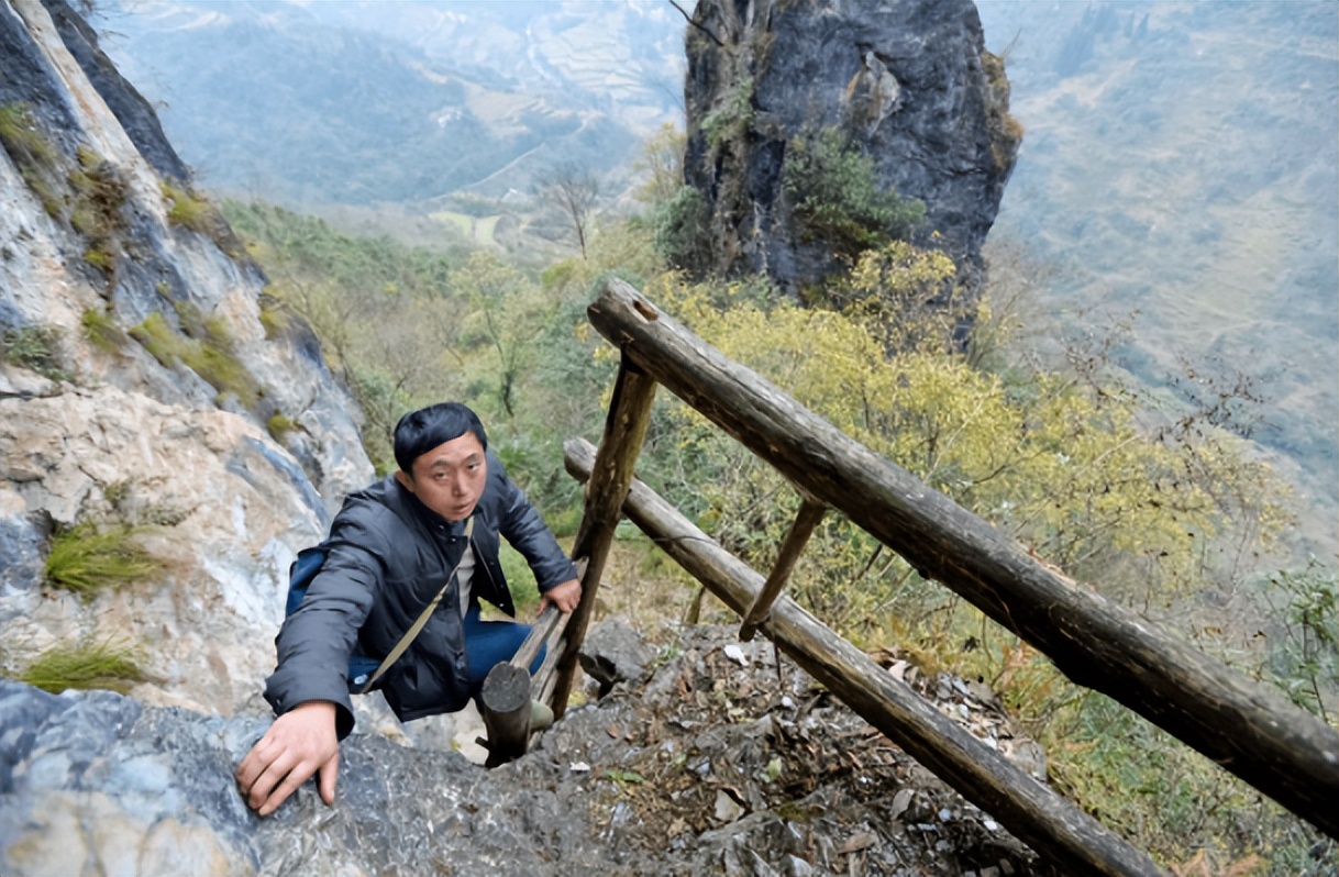 杜登文：当邮政员月收入1400元，是什么支撑他从事这份工作33年？