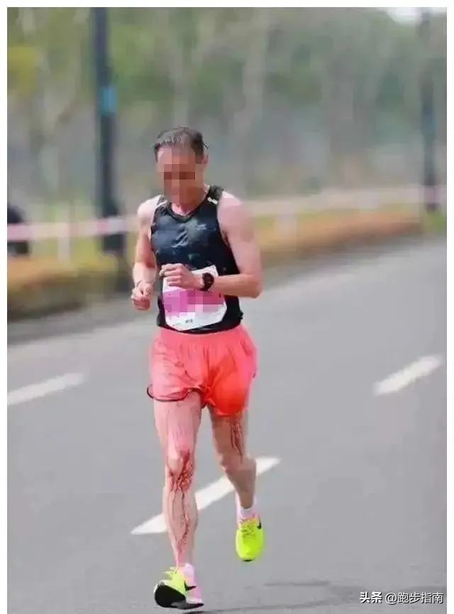 史上最惨！跑到大面积血染背心，大哥为了“破三”拼了！