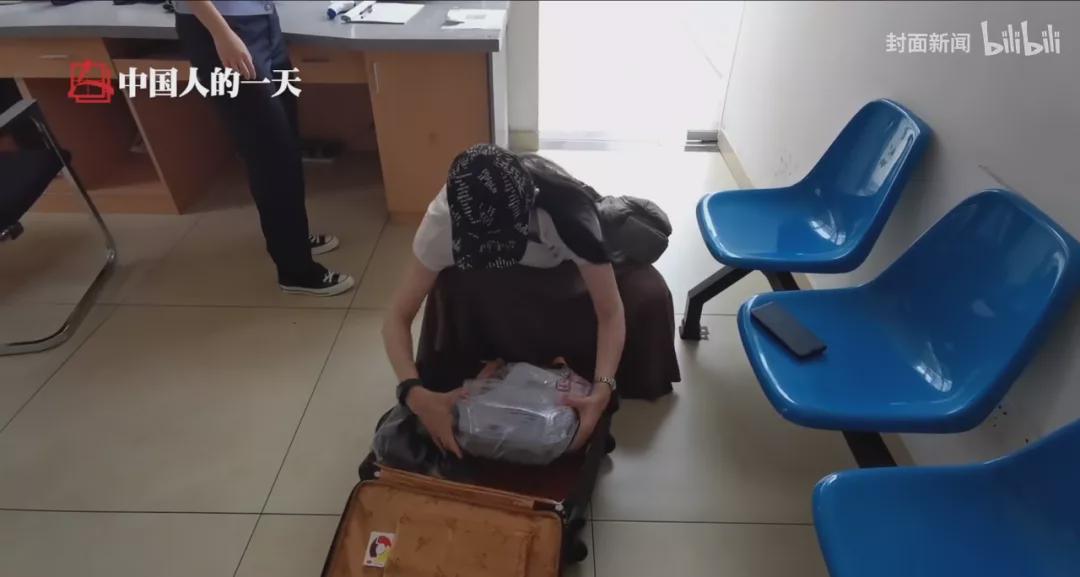 陈世峰下跪道歉江歌妈妈,陈世峰向江歌母亲下跪道歉