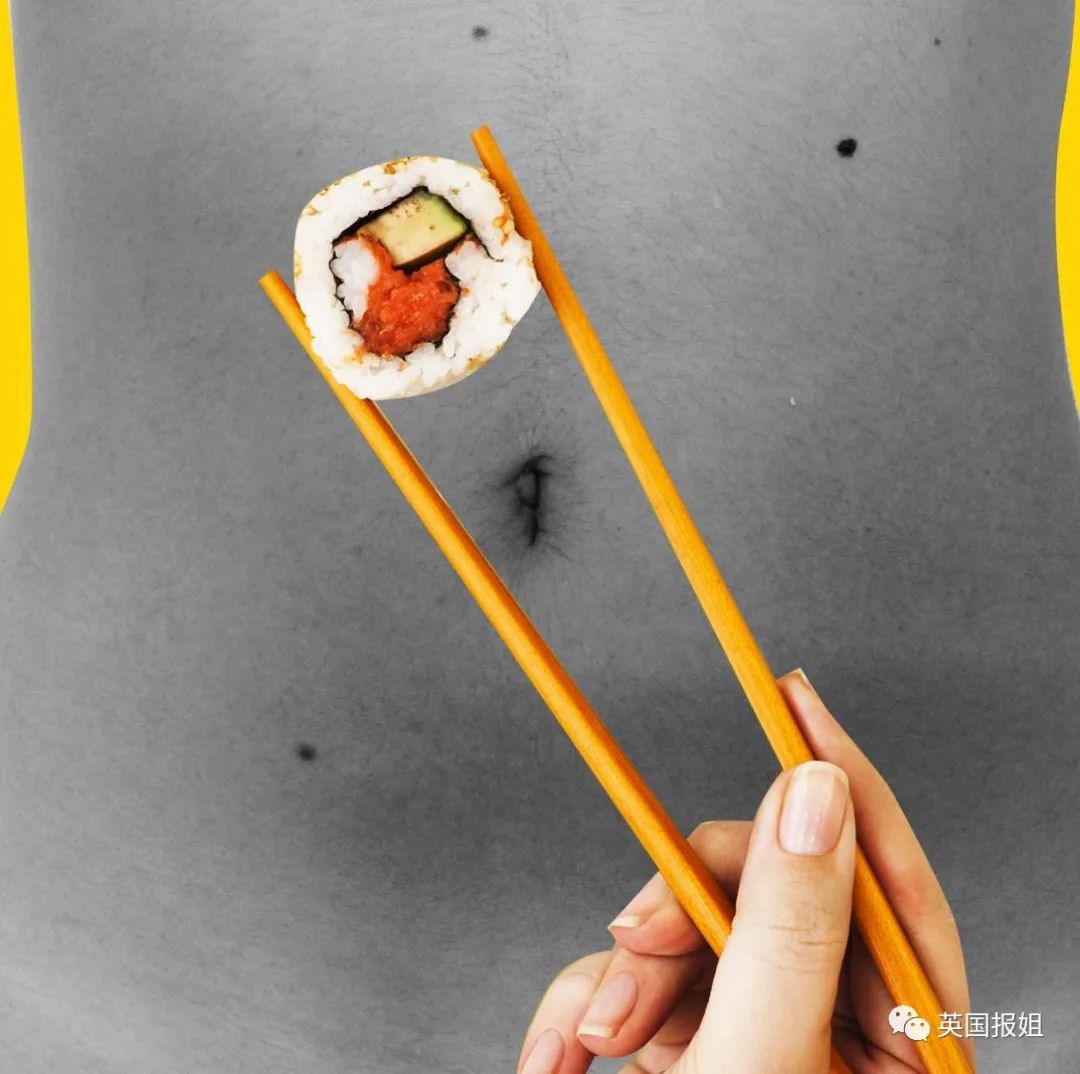 让全裸女模特当餐盘，寿司放身上供宾客享用，9岁女儿也在场