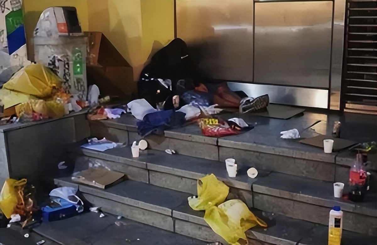 日本球迷谈清理看台原因,日本球迷世界杯被淘汰大哭视频