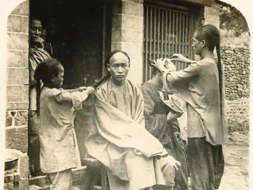 皇帝溥仪割掉辫子,溥仪当着德宁公主面剪掉自己辫子