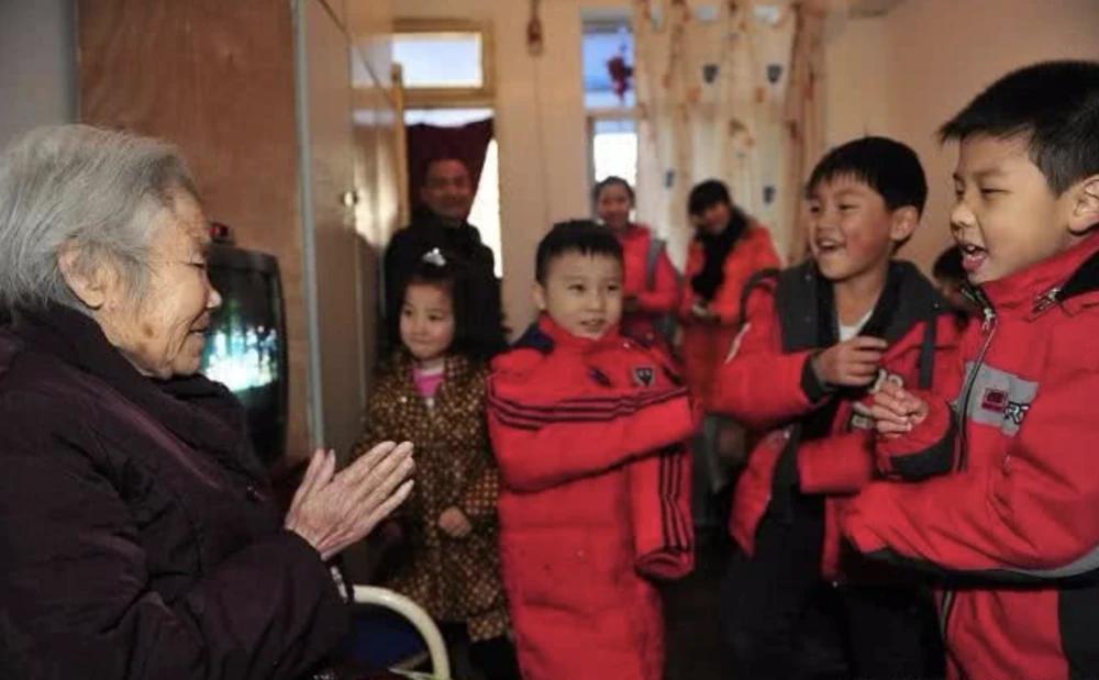 广西过年给侄孙小孩红包能给300吗,过年发给侄子666红包被娘家妈嫌少