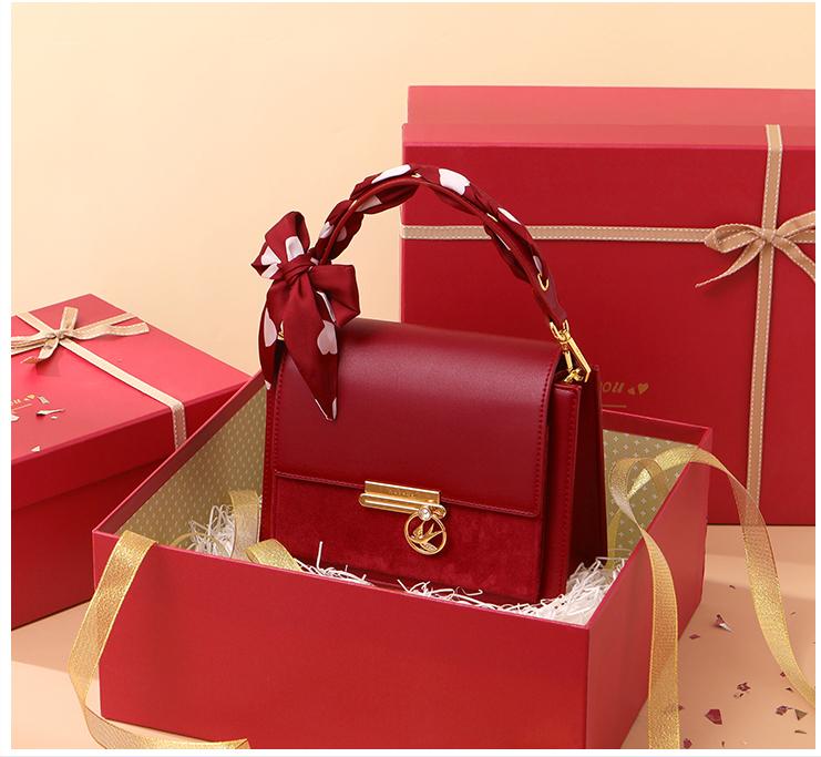 适合40岁女人背的包包品牌排行榜,40岁女人背什么款式的包包洋气