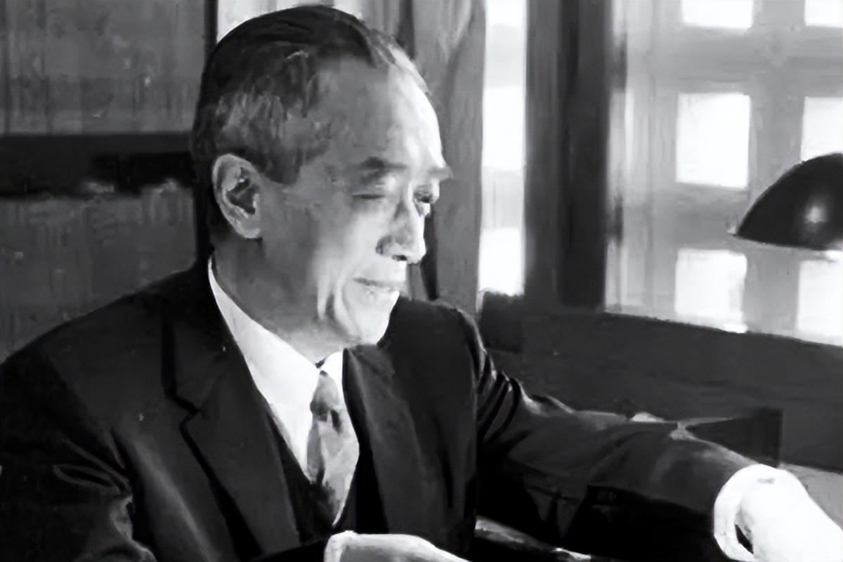 毛主席发表《蝶恋花》，胡适读完后评价：真肉麻，没有一句是通的