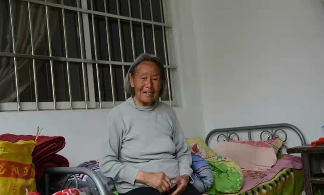 00后小伙靠捡废品养活一家4口,一男子捡垃圾养瘫痪妻子