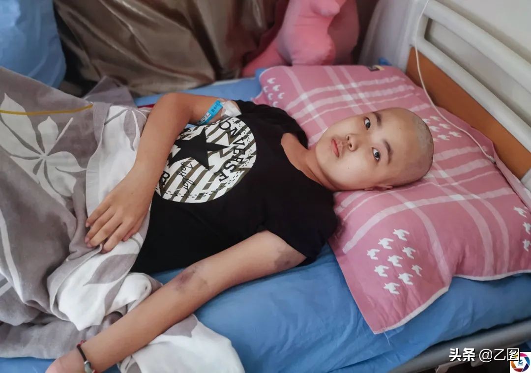 重病女儿迎来好转,却因没钱面临放弃,单亲爸爸急得扇自己耳光