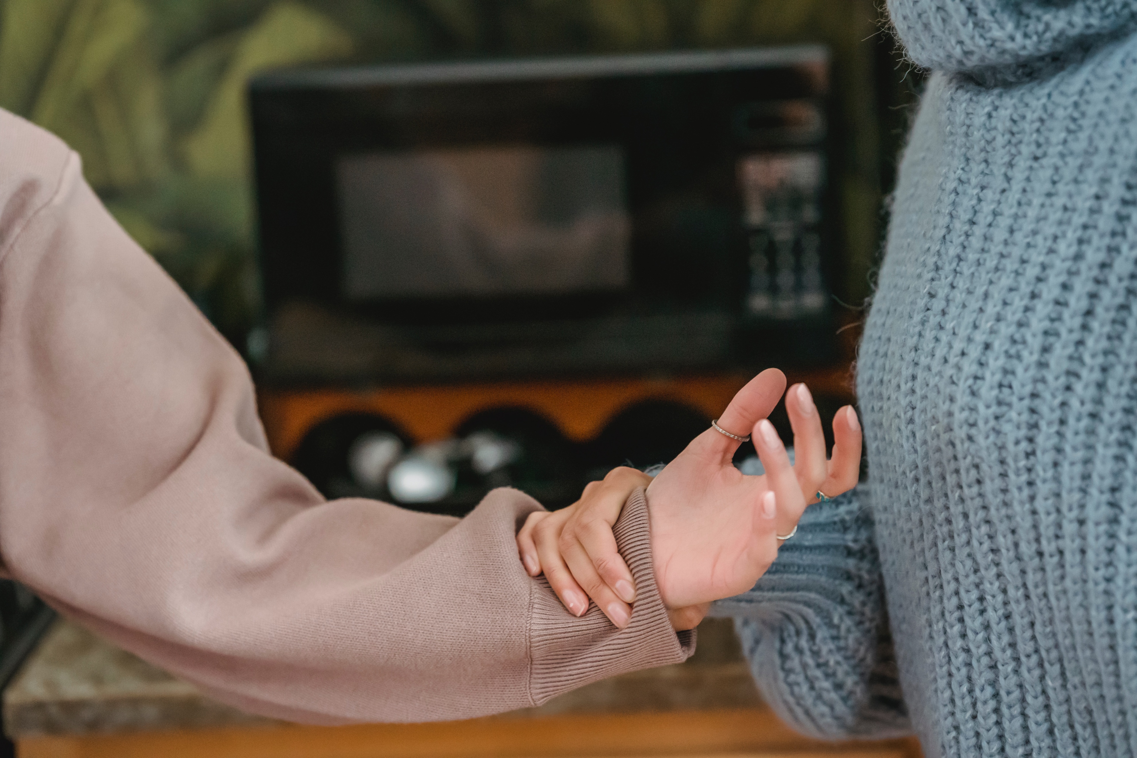 当你现在很生气时怎么抑制住情绪,对一个人很生气怎么排解愤怒