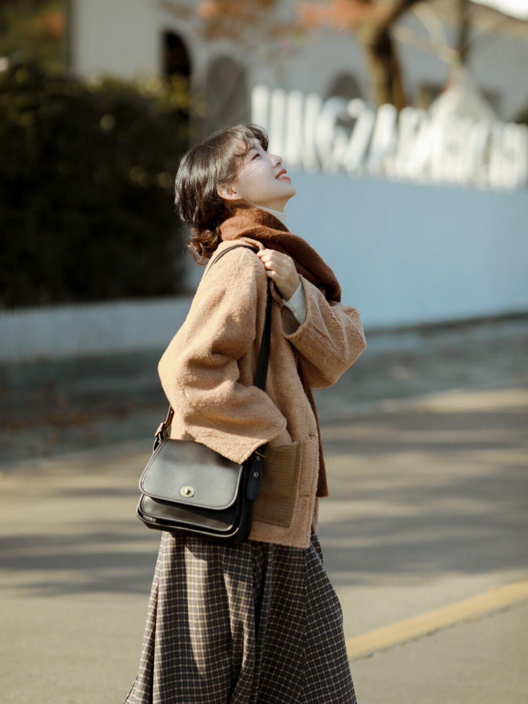 毛毛外套还流行吗,很流行的羊羔毛外套搭配