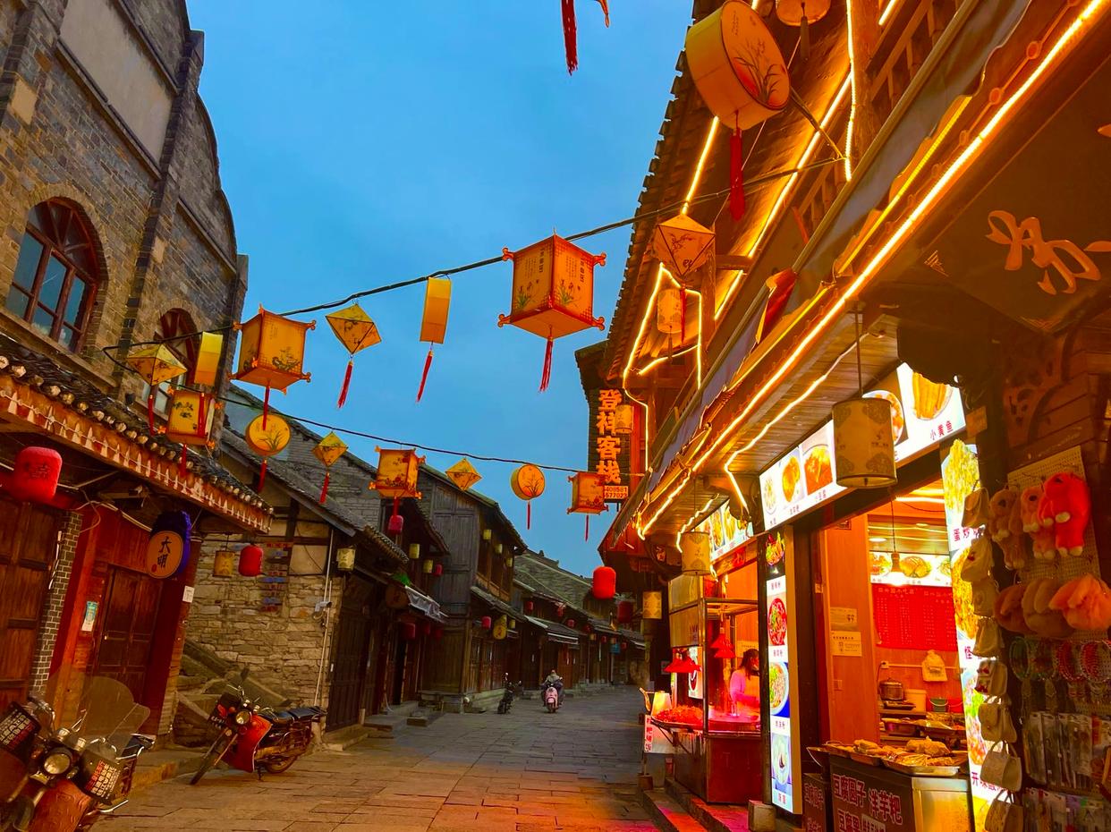 青岩古镇旅行攻略哪里实惠,青岩古镇旅行攻略哪里实惠点好