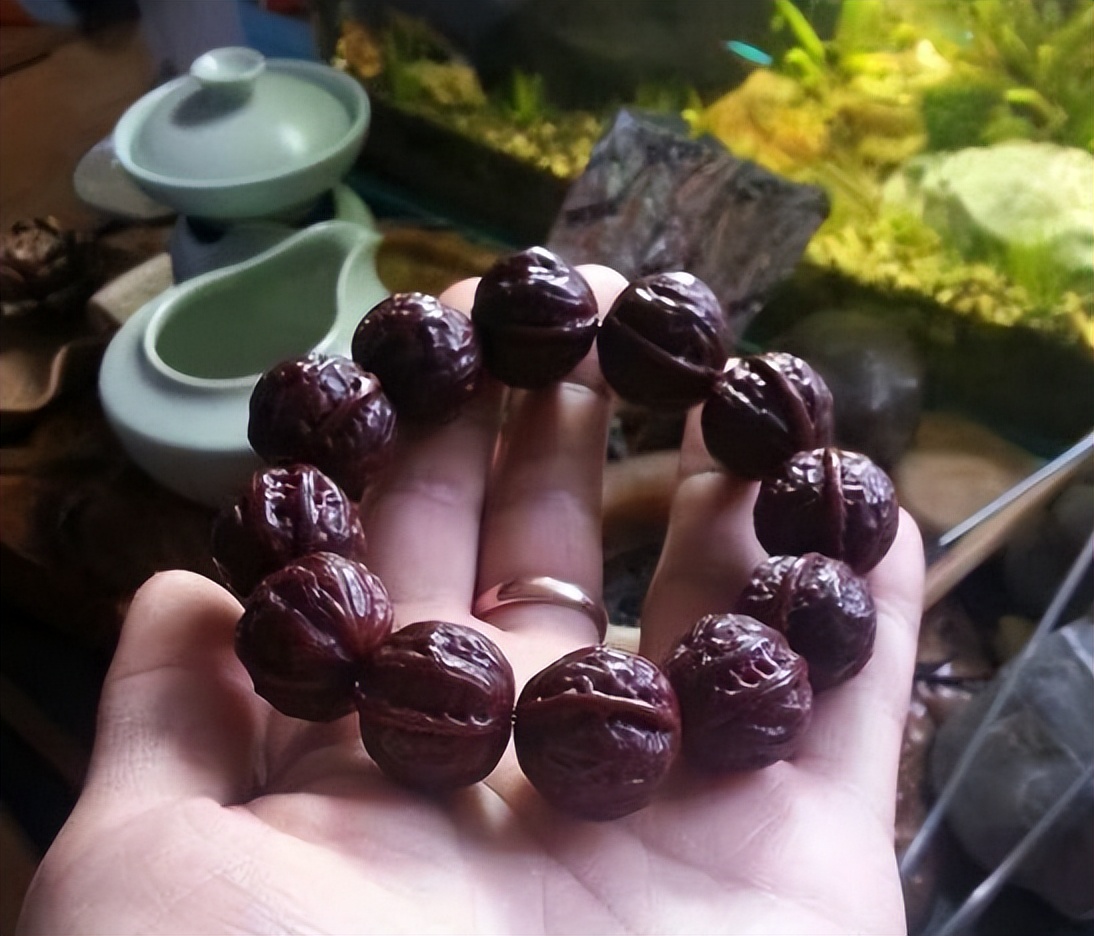 小核桃手串盘了一年,小核桃手串盘起来很油