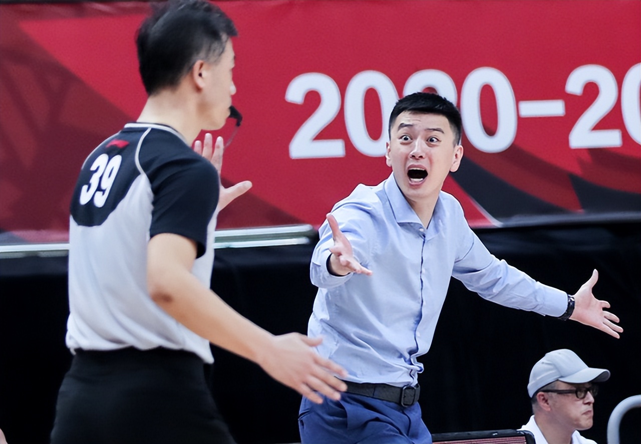 辽宁男篮获7连胜杨鸣,杨鸣换上辽宁男篮18年夺冠阵容