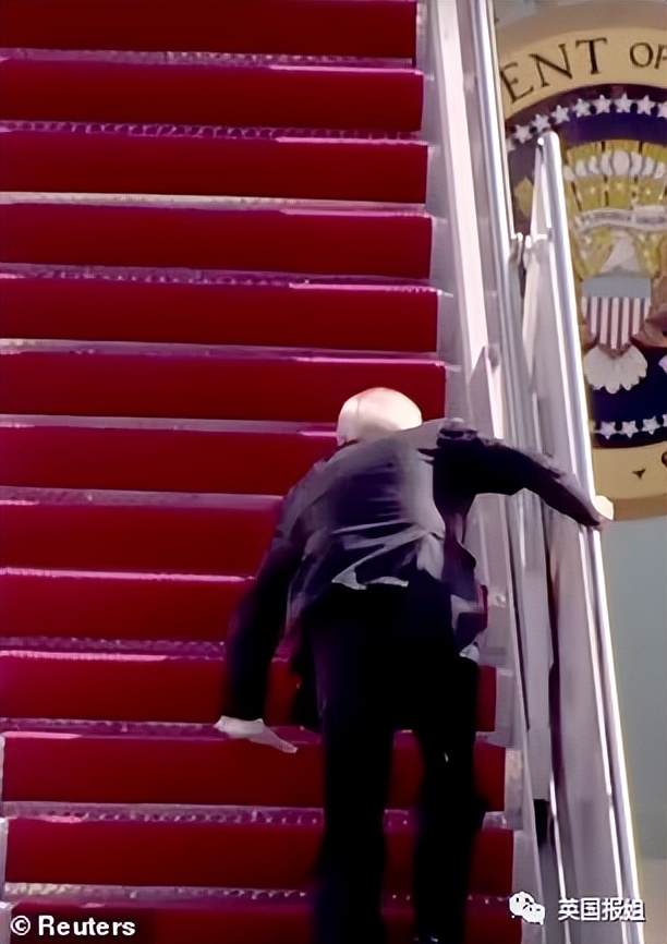 拜登又摔倒,拜登摔倒的消息是真的吗