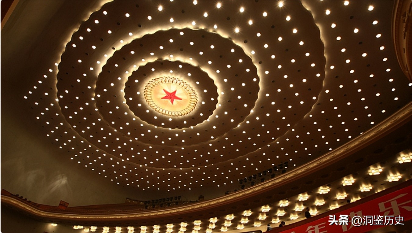 59年人民大会堂落成，毛主席视察时指着天花板笑问：这是谁的主意