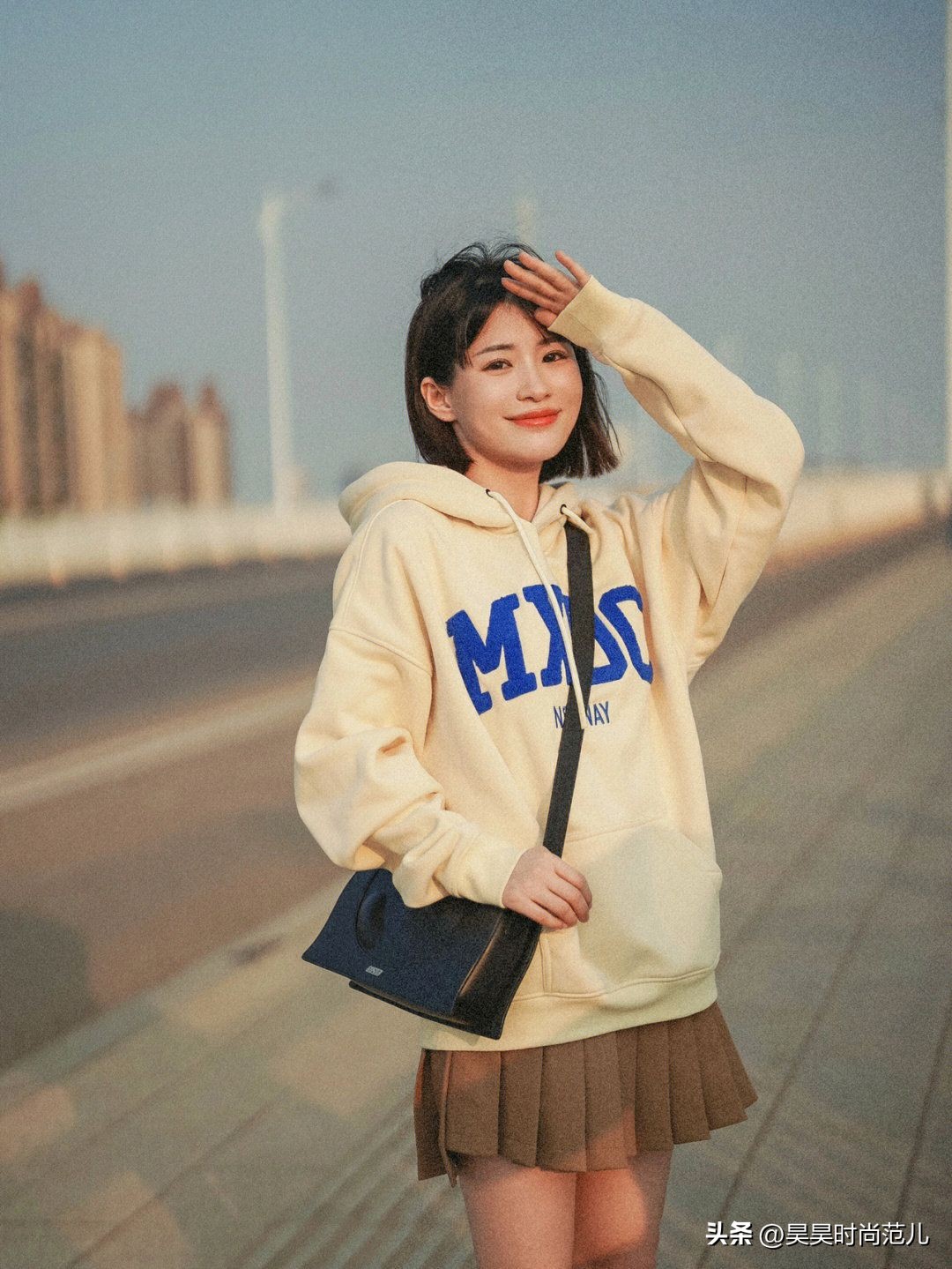 卫衣搭配外套的穿搭春款,矮个子初春风衣卫衣搭配