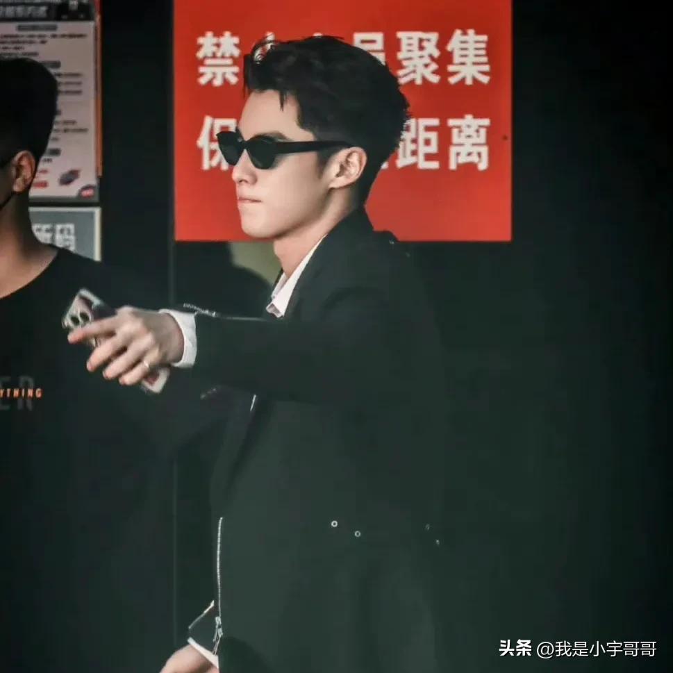 王鹤棣海边拍摄正装花絮,王鹤棣海边自拍第三视角