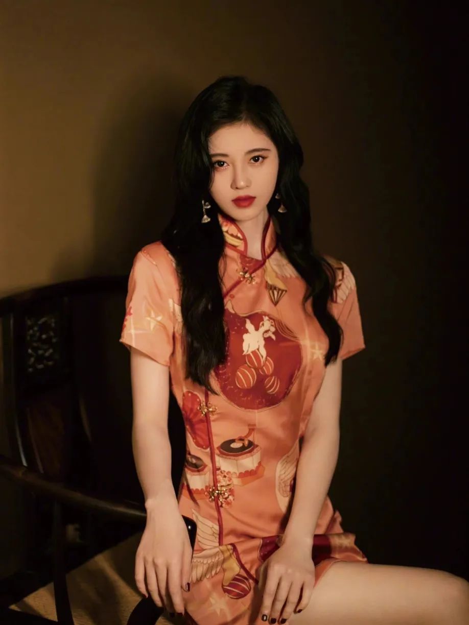 欧阳娜娜、杨超越争着蹭热度的新顶流，原来长这样