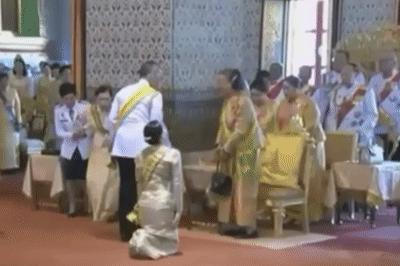 现在还要跪拜泰国王吗,泰国王室跪拜礼