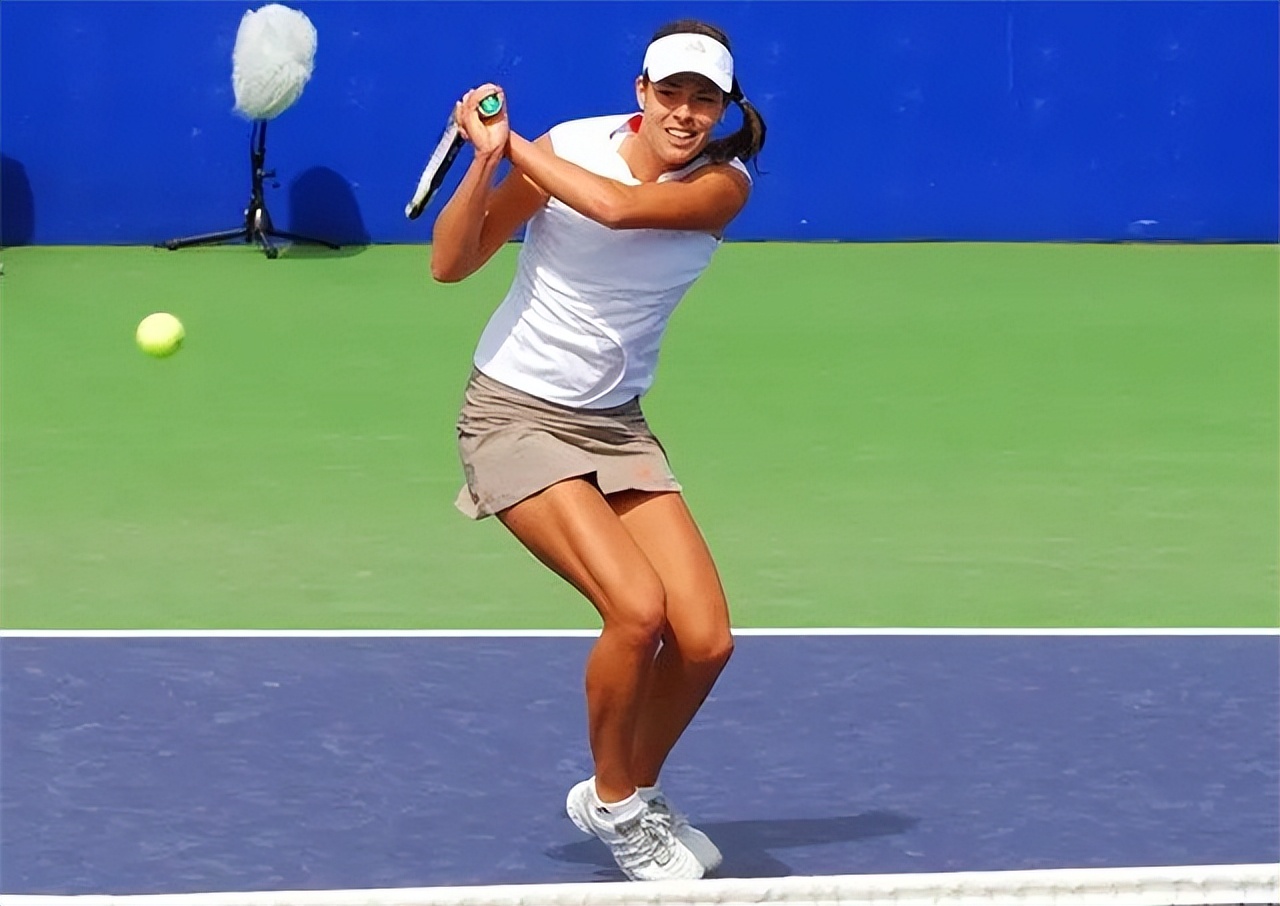 她曾被称为圈内第一美女,她曾是国内第一美女