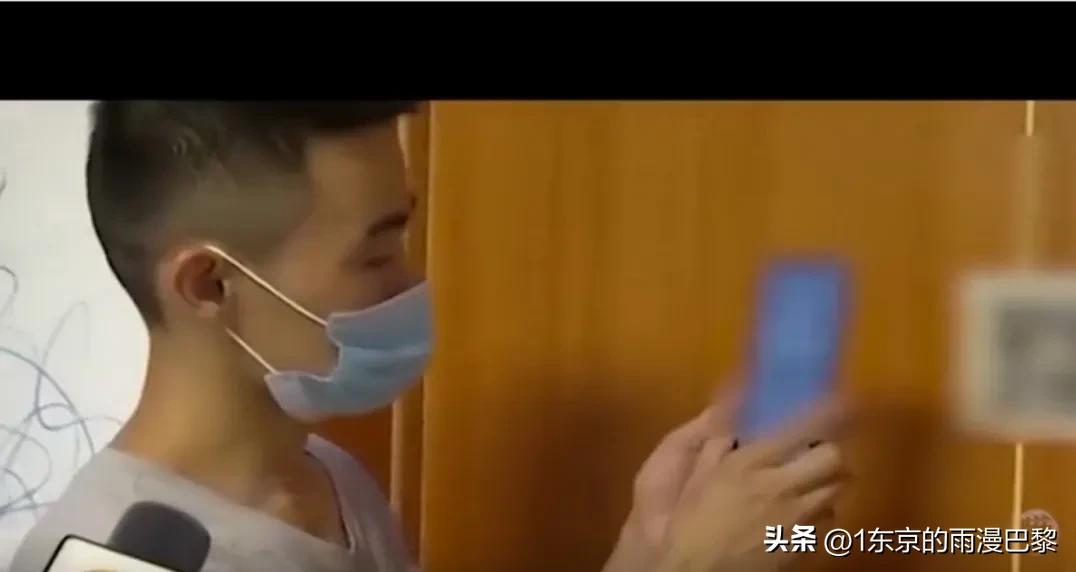 妻子在卧室门上贴二维码,丈夫进房扫码支付