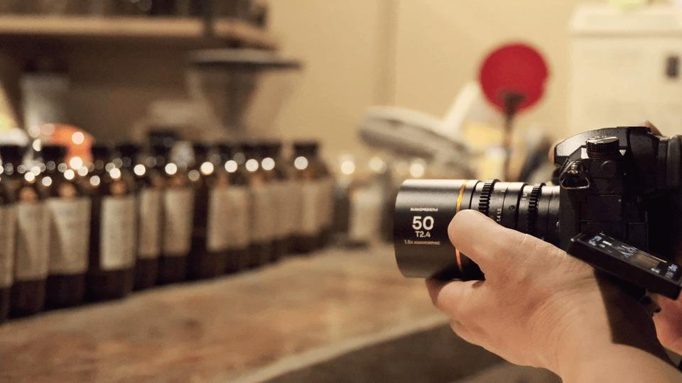 小巧便携1.5X变宽镜头，如何带来电影感？老蛙Nanomorph系列测评