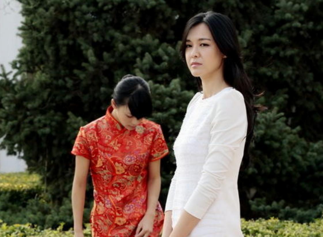 著名主持人李艾：嫁给自己经纪人，婚后一直分房睡，连楼层都不同