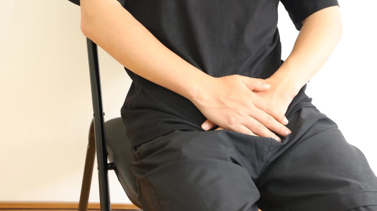 喜欢跷二郎腿的人注意，经常保持此坐姿，或会给身体带来4大危害