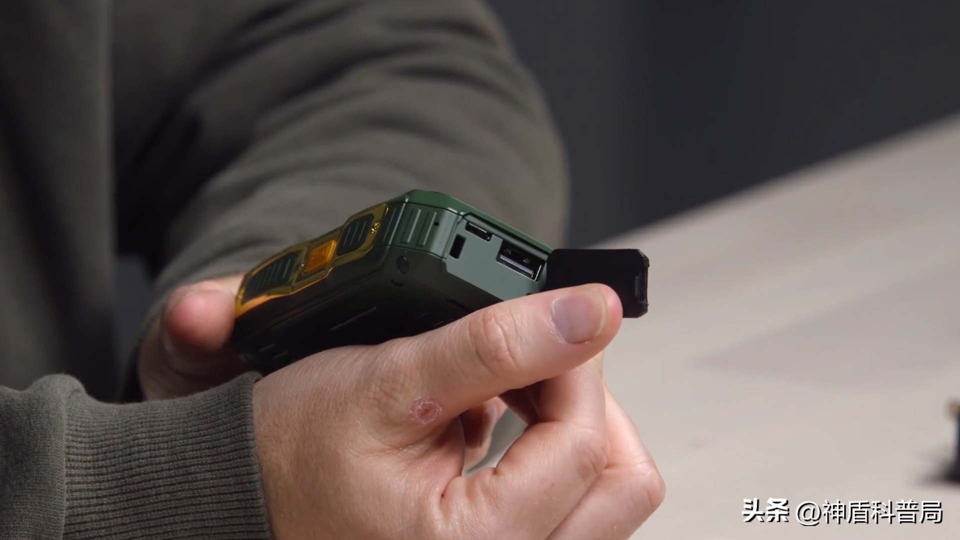 美国大叔买老年机,美国大叔购买中国挖掘机