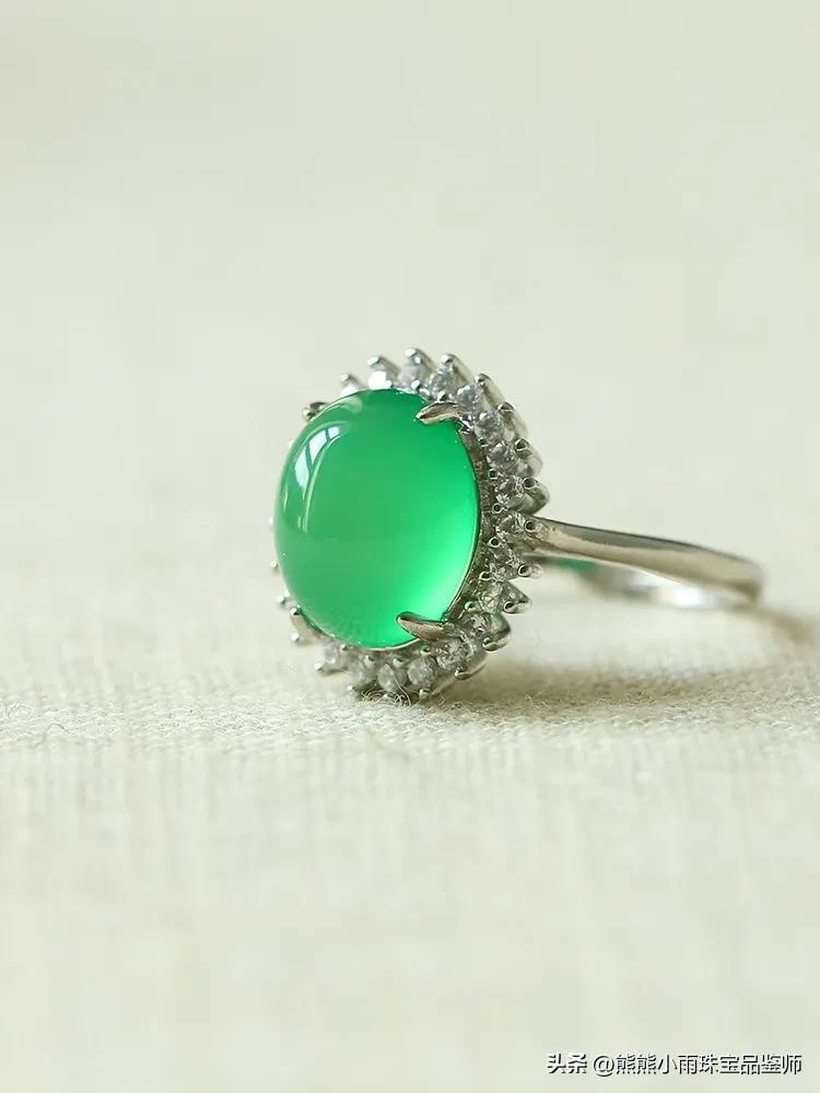 100多元的戒指是假的吗,网上卖的不掉色的戒指是真的吗