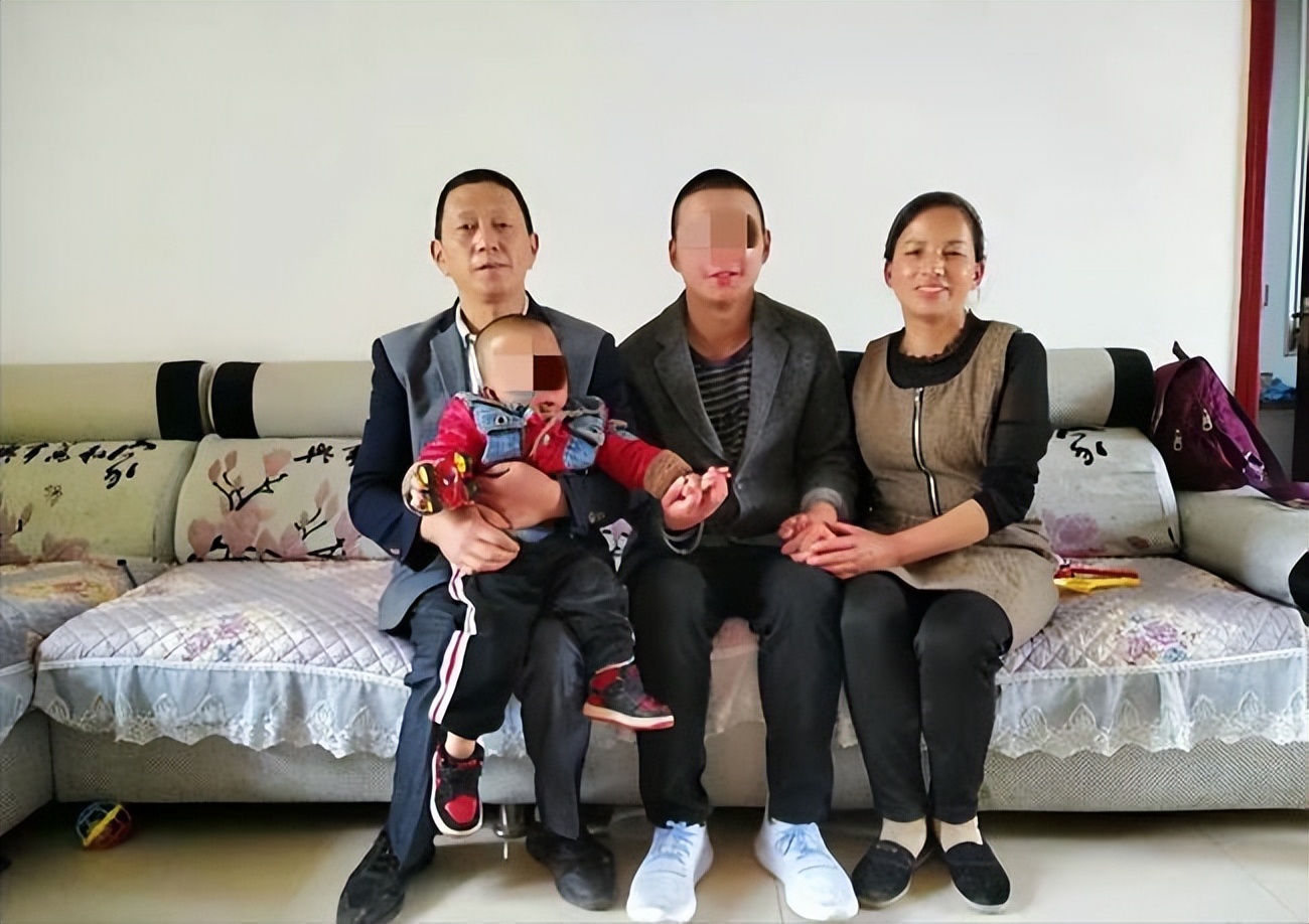 18岁小伙网购24把仿真枪被判无期！哭诉：局长藏20把真枪才判3年