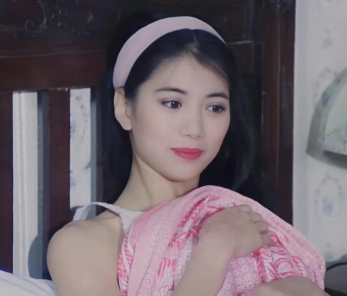 袁咏仪vs佘诗曼,袁咏仪和张智霖相差多少