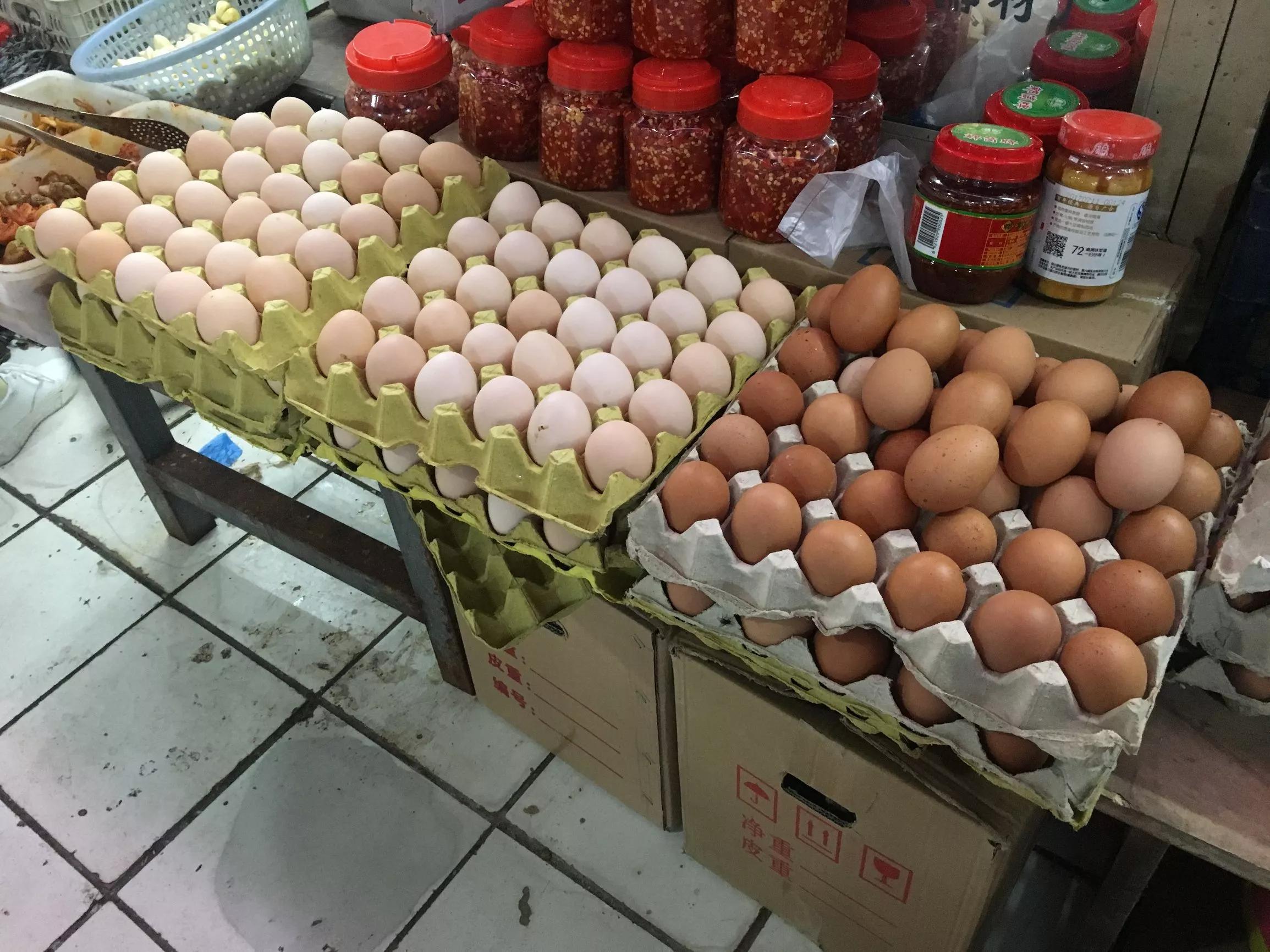 我被单位辞退后，在路边免费给路人送鸡蛋，一个月能挣40000块钱